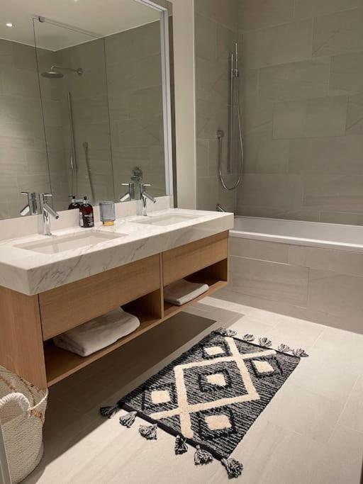 Luxury 3 Bed 3 Bath In * London
