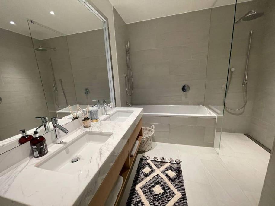 Apartment Luxury 3 Bed 3 Bath In