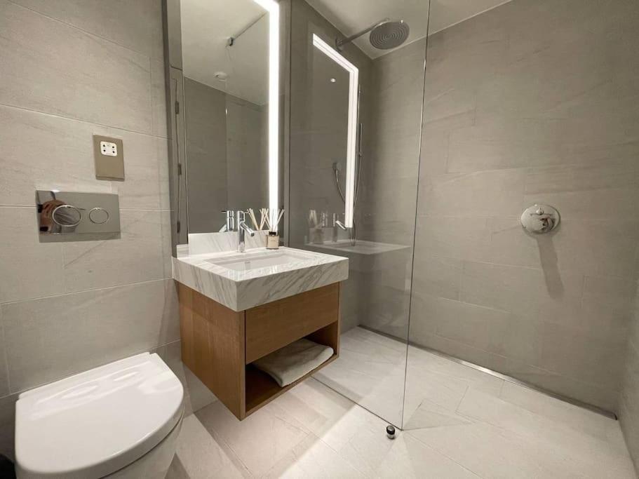 Luxury 3 Bed 3 Bath In Apartment London
