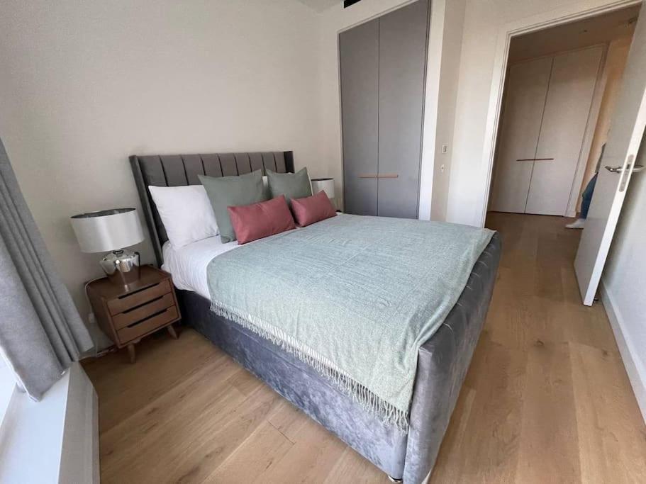 Luxury 3 Bed 3 Bath In Apartment *