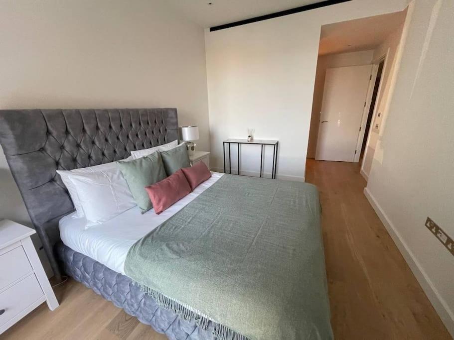 Luxury 3 Bed 3 Bath In Apartment London