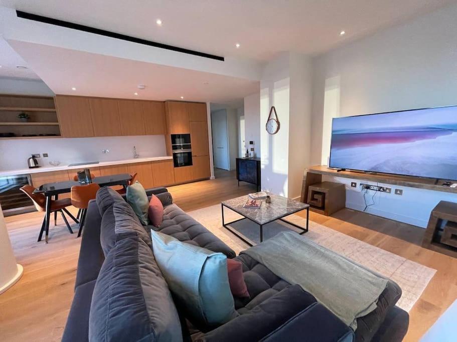 Apartment Luxury 3 Bed 3 Bath In *