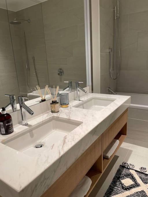 Apartment Luxury 3 Bed 3 Bath In London