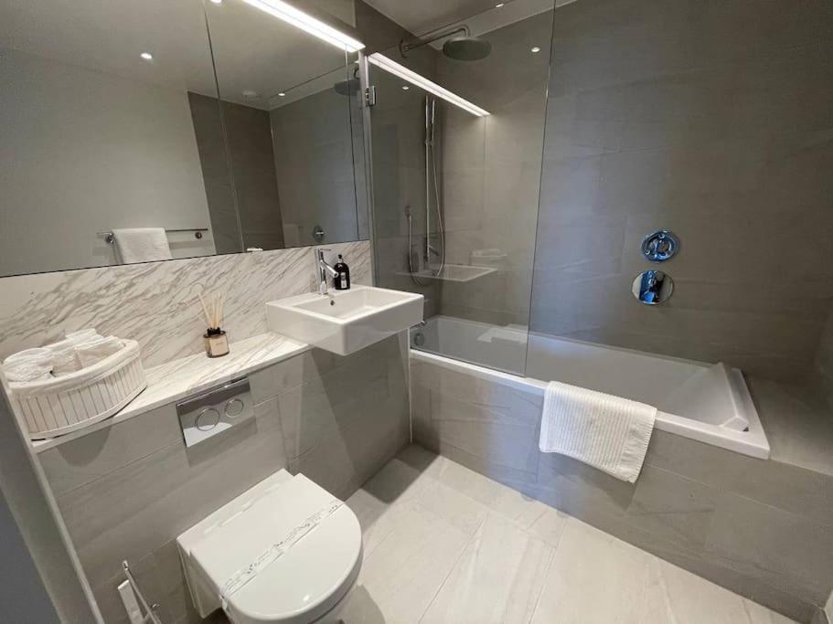 Apartment Luxury 3 Bed 3 Bath In *