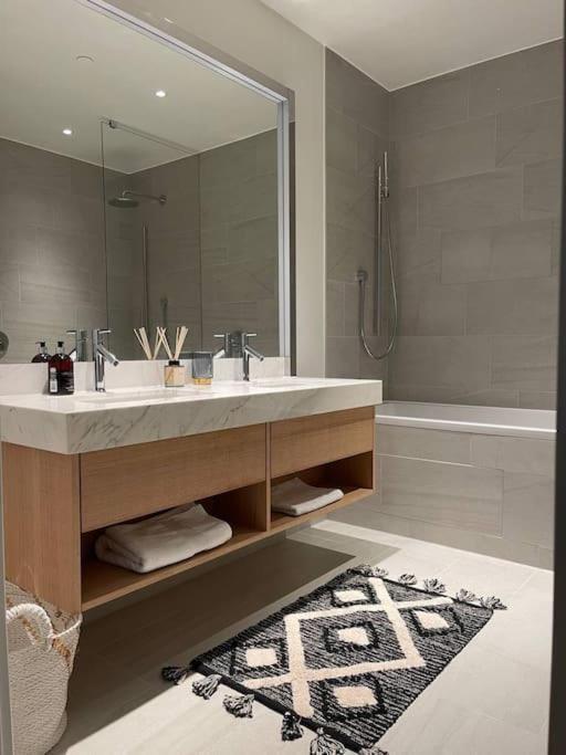 Apartment Luxury 3 Bed 3 Bath In